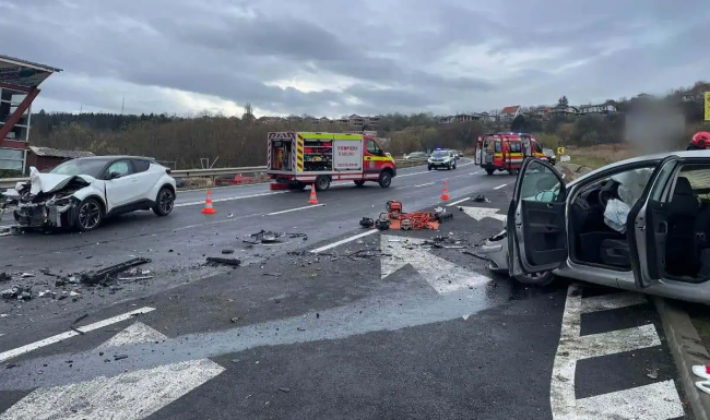FRISSÍTVE – Halálos baleset Kolozsvár kijáratánál: egy férfi meghalt, hárman megsérültek (VIDEÓ)