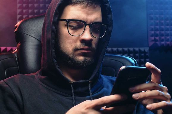 Figyelem, csalók! Újra terjed a „Szavazz a barátom gyermekére” átverés