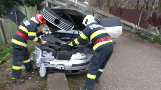 Maros megye: Rádőlt egy oszlop az autóra – Egy sérült életveszélyes állapotban