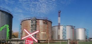 Riasztóan súlyos balesetveszély Szatmár megyében – több ezer tonna műtrágyát tárolnak szabálytalanul