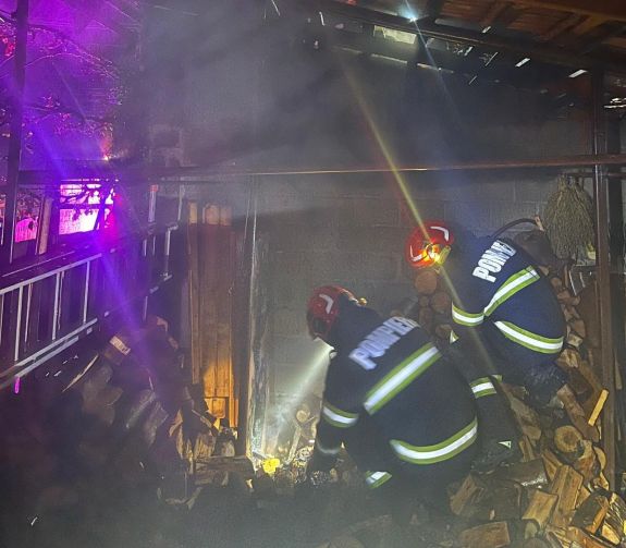 Tűzoltói rohammunka Háromszéken: két ház borult lángokba két helyszínen