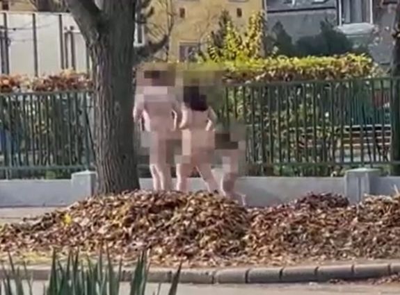 Megrázó eset: meztelenül vonszolták kislányukat az utcán a szülők