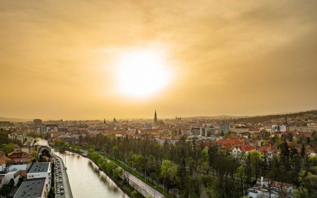 Szélsőséges hétvégi időjárás: szaharai por, esőzések, havazás