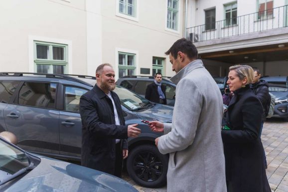 Hat új szolgálati autót kaptak a szórványban szolgáló evangélikus lelkipásztorok 