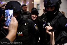 FRISSÍTVE – Kihallgatják a zsoldosvezért – Megbilincselve vitték a bíróságra