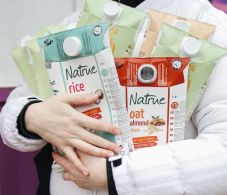 Az üdítőitalos és tejes dobozok is visszaválthatók lesznek 50 baniért két nagyvárosban