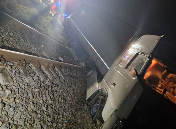Csoda, hogy autóba tudott ülni, annyira ittas volt a vasúti síneken rekedt kamionsofőr