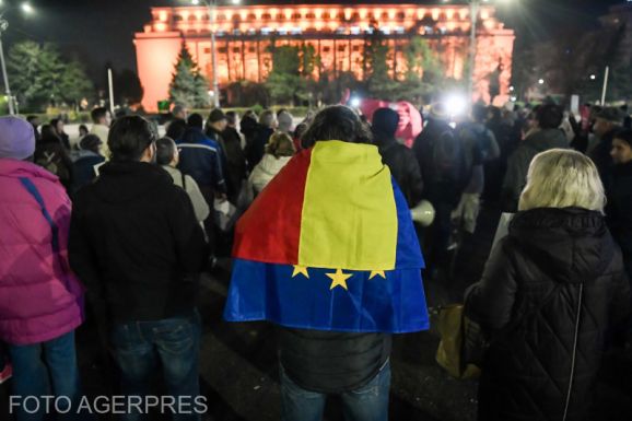 A bírák és ügyészek speciális nyugdíja ellen tüntettek péntek este