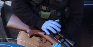 Mit találtak az ünnepi csomagban? – Lőfegyvert, éjjellátót, hangtompítót (VIDEÓ)