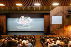 Teltház és felállva tapsoló közönség – Csíkszeredában is bemutatták a Bölöni Lászlóról készült dokumentumfilmet