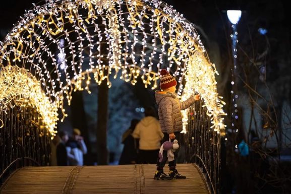 Sepsiszentgyörgy felragyog: óriás adventi koszorú, karácsonyváró dallamok és fények a főtéren