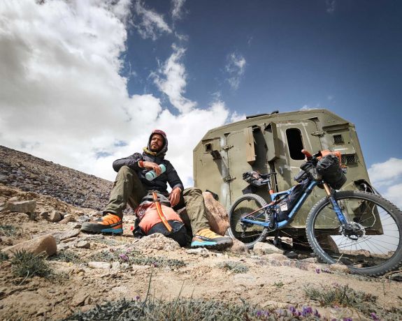 Bringával a tálibok földjén – Így szelte át Afganisztánt a magyar extrémsportoló