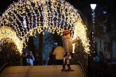 Sepsiszentgyörgy felragyog: óriás adventi koszorú, karácsonyváró dallamok és fények a főtéren