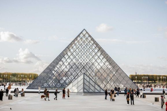 Újabb négy embert vádolnak a Louvre-ban történt ékszerrablás ügyében