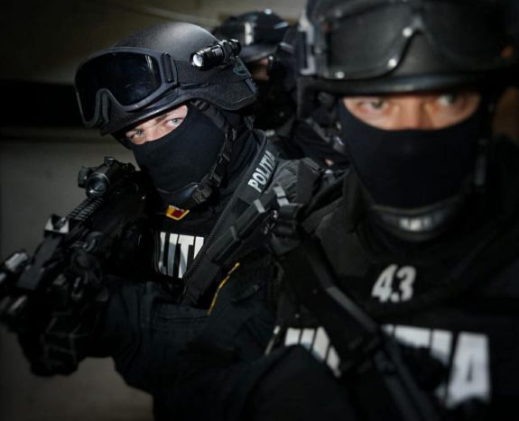 Z nap: több mint 150 helyszínen zajlik házkutatás kábítószer- és gyermekkereskedő bandák ellen