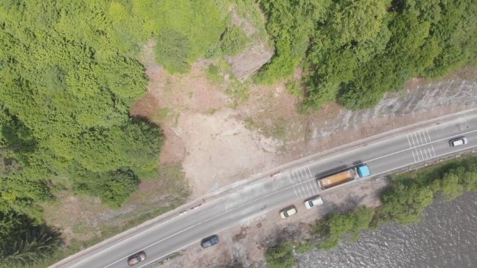 Veszélyes sziklát robbantottak az útkarbantartók (VIDEÓ)