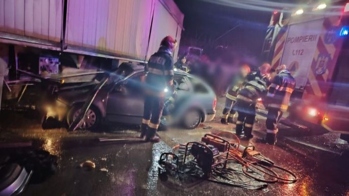 Halálos baleset: kamionnal ütközött egy autó, ketten életüket vesztették – 15 éves volt az egyik áldozat