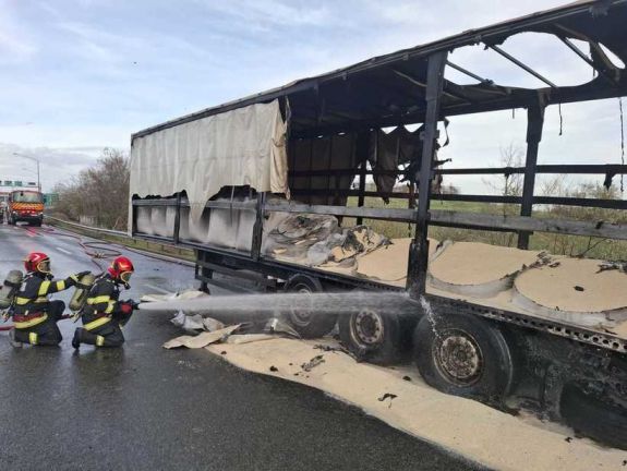Kigyulladt egy veszélyes rakományt szállító teherautó az autópályán (VIDEÓ)