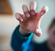 Új részletek a dührohamában több oktatót megsebesítő harmadikos esetéről – Banális helyzet vezetett az erőszakhoz