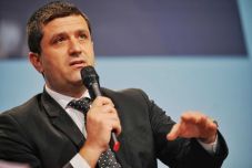 Moșteanu ment, Miruță jött, Nicușor Dan aláírta