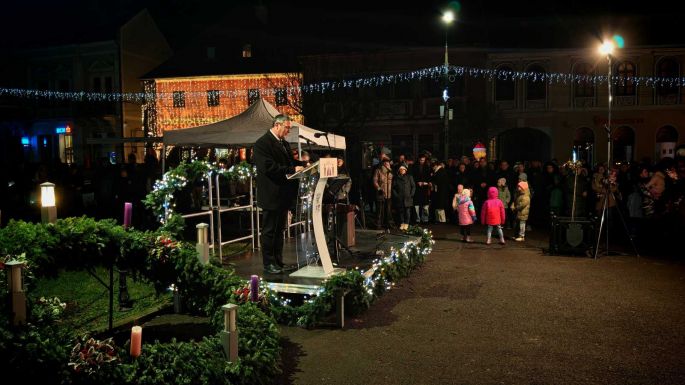 Meghitt fényben: meggyújtották az első gyertyát Kézdivásárhely adventi koszorúján (VIDEÓ)