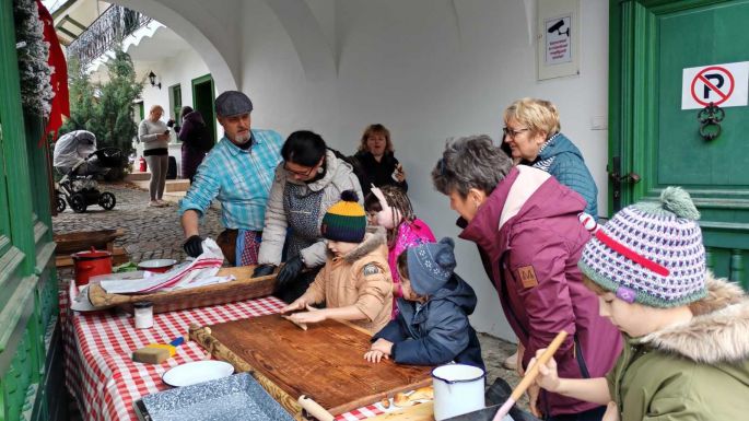 Kreatív családi foglalkozásokkal kezdődtek az adventi programok a Duna-házban