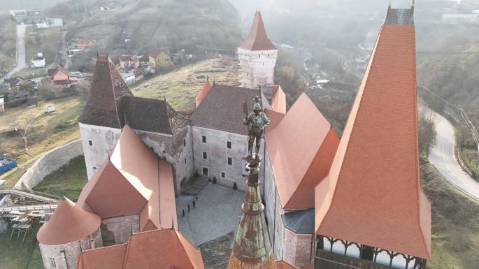 Levették Hunyadi János szobrát a vajdahunyadi vár tornyáról (VIDEÓ)