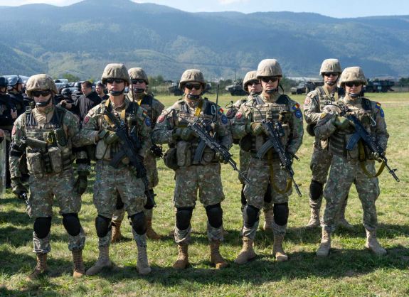 Négy hónapos katonai kiképzés 18–35 éveseknek – A kormány előtt a törvénytervezet 