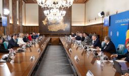 Elfogadták a költségvetés-kiigazítást: Lesz-e pénz nyugdíjakra és bérekre?