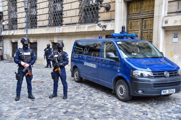 Bolojan: legyen kevesebb rendfenntartó az irodákban, de többen a terepen