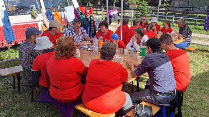 Egy mosoly, egy ölelés Hargita megyében: sérült fiataloknak szervezett foglalkozást a Vöröskereszt