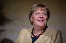 Tizenöt fekete öltöny és egy piros blézer – Angela Merkel Budapesten