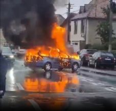 Pánik Szebenben: lángoló autó gurult az utcán (VIDEÓ)
