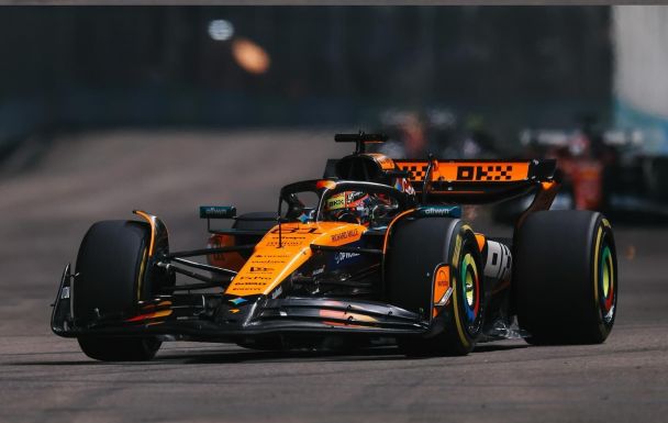 Forma-1: Russel győzett Szingapúrban, de a McLaren lett a világbajnok