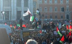 Ferenc pápa sírjánál csaptak össze a tüntetők a rendőrökkel