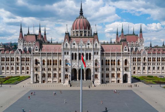 Aradi vértanúk: Felvonták, majd félárbócra engedték a nemzeti lobogót az Országház előtt (VIDEÓ)