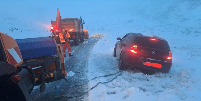 Ideiglenesen lezárták a Transzfogarast – Egy vakmerő autós elakadt