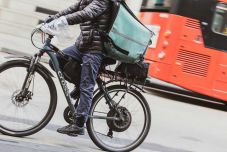 Rasszista támadás: vádat emeltek a bangladesi futárt bántalmazó férfi ellen