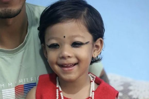 Kétéves kislányt választottak élő istennőnek Nepálban