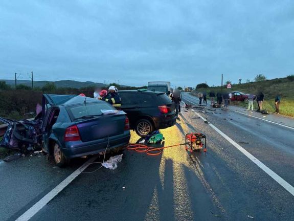 FRISSÍTVE – Három autó ütközött össze: négyen megsérültek, egy személy elhunyt