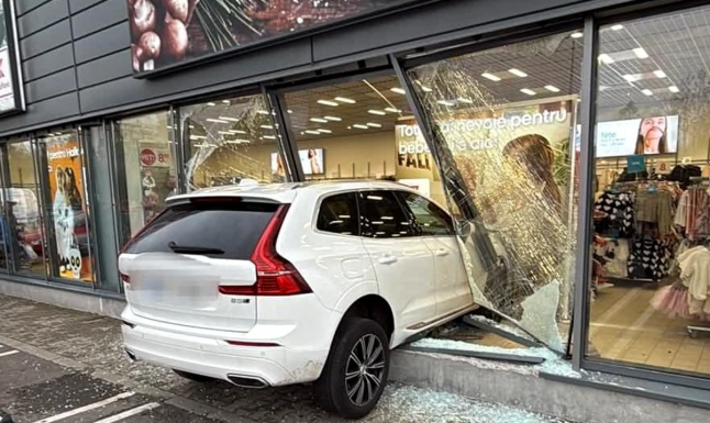 Autóval ment vásárolni az üzletbe – Az üveg bánta