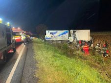 Futárkamion ütközött Maros megyében: A sofőr életét veszítette – Több tucat csomag szétszóródott