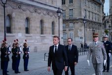 Politikai káosz Franciaországban: Újra próbálkoznak a bukott kormányfővel