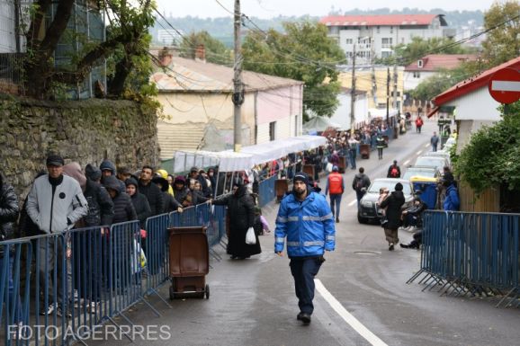 Több kilométeres sorban özönlenek a hívők Szent Piroska ereklyéihez