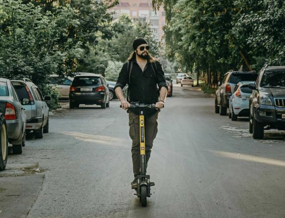 Köteleznék a jogosítványt az elektromos rollerek és kerékpárok vezetéséhez