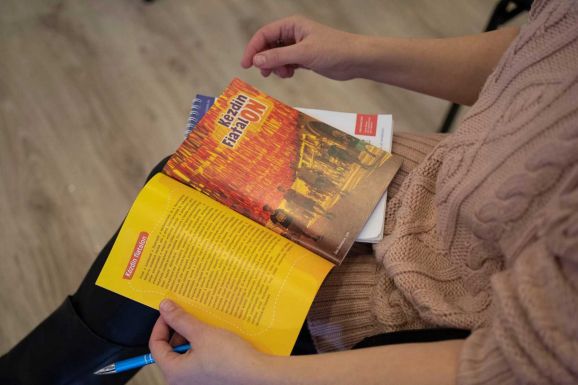 A kézdivásárhelyi fiatalok többsége helyben képzeli el jövőjét – Kézdin FiatalON 2.0 Ifjúsági kutatás 2025