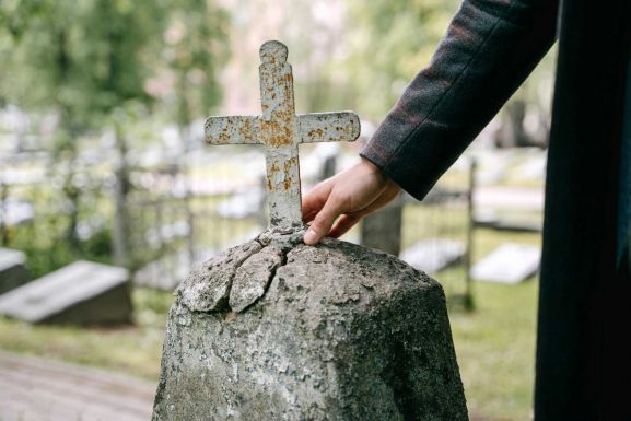 Felesége után vitte anyósa sírkeresztjét egy férfi