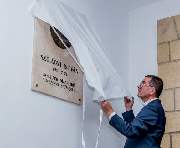 Zilah: emléktáblát avattak Szilágyi István tiszteletére és ösztöndíjat adtak át egy fiatal tehetségnek
