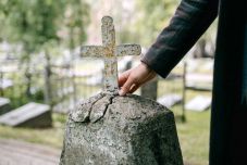 Felesége után vitte anyósa sírkeresztjét egy férfi