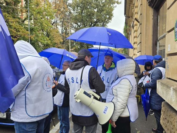 Félretájékoztatást kiáltanak a tanügyi szakszervezetek